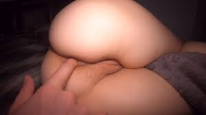 Entrenamiento anal estirando el agujero del culo virgen inocente