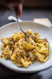 Bisognerà quindi pulire e tritare cipolla, carota e sedano e porre tutto all'interno di una pentola. Tagliatelle Al Ragu Bianco Foodblog Princess Ch