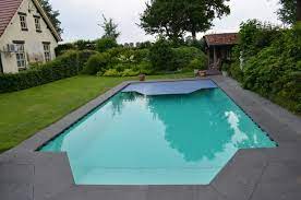 prive zwembad met trap en lamellen afdekking outdoor decor outdoor home decor