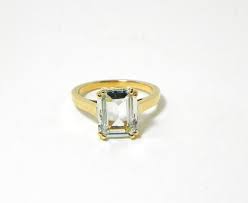 Son style classique apportera une délicate touche de raffinement à vos tenues du quotidien comme celles plus apprêtées. Epure D Eau Belle Bague Aigue Marine Et Or Promotion Moins 10 403 Au Lieu De 448 Muse Or