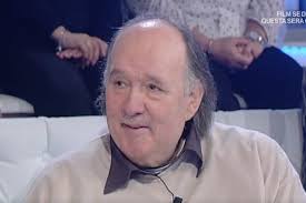 Vincenzo mollica ironizza anche sul delicato tema della morte, perseguendo il tenore mostrato durante l'intervista nello studio di fazio: Su Giampiero Galeazzi E La Sua Malattia Il Morbo Di Parkinson Lo Avrebbe Colpito Da Tempo