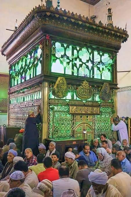 هو مين السيد البدوي؟! وهل فعلًا كان راجل له كرامات والمفروض ازور قبره واتبرك بيه؟! ولا أسطورة اتصنعت على لسان الناس؟! خليني أقول لك قبل ما ابدأ إن السيد البدوي كان موضع