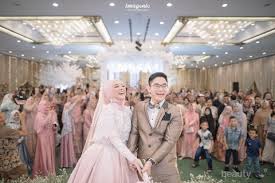 Bagian bawah atasan pengantin wanita dimodifikasi dengan menambahkan aksen ekor panjang. Cantik Dan Elegan 5 Warna Gaun Pengantin Wanita Berhijab Tren 2019