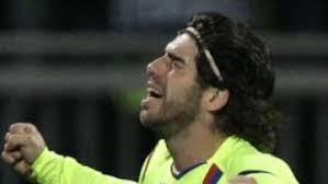 Juninho y Reveillere ponen al Lyon a un paso de los octavos