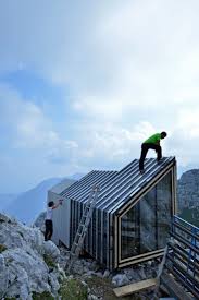 Ofis Baut Eine Berghutte Fur Bergsteiger Des Skuta In Slowenien Architektur Haus Mobiles Haus Scheunenhaus