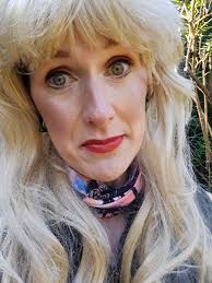 Holly Janowski (@hollyjcomedy)