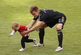Check out how arsenal prepared for the first game of the 2021. Bayern Die Mannschaft On Twitter Joshua Kimmich With His Son