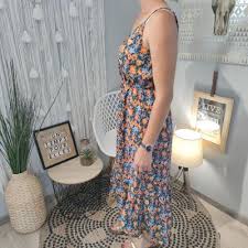 C'est pourquoi aujourd'hui, mademoiselle grenade est enchantée de vous guider vers les bonnes couleurs de chaussures à porter avec une robe. Robe Fluide Bleu Et Orange