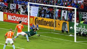 Abseits ist eine regel in verschiedenen sportarten auch beim fußball, die oft. Kuriose Fussballregeln 1 Abseits Ist Nicht Wenn Der Verteidiger Im Aus Liegt Euro 2008 Faz