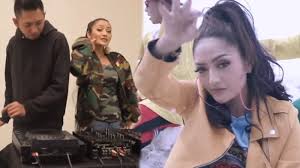 Emang lagi syantik tapi bukan sok syantik. Viral Siti Badriah Lagi Syantik Ada Saingannya Lagi Tamvan Lirik Lagunya Kocak Saling Sindir Halaman All Tribun Pekanbaru
