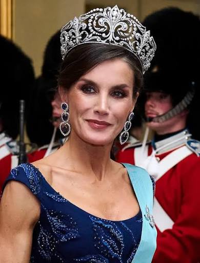 Born on this Day, Letizia Ortiz Rocasolano, the former award-winning  journalist who became Queen Letizia of Spain 🇪🇸 Born in 1972 to a  journalist father and a nurse mother, she built a