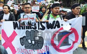 Kapitan'ın kuala lumpur'daki konutu, bugün jalan tun hs lee olarak bilinen kuala lumpur'un çin mahallesi'ndeki high street'te bulunuyordu. Students March Against Traffic Demand Ph Fulfil Ptptn Promise Free Malaysia Today Fmt