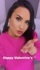 The singer, who has most recently been rocking an edgy cropped bowl cut, said that her drastic hair change played a key part in discovering herself. Demi Lovato S New Asymmetrical Bob Is Straight Fire Hellogiggles