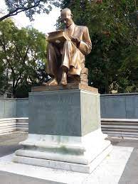 They built him a statue. Monumento A Indro Montanelli Wikipedia