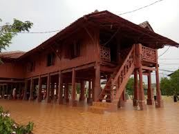 Bentuk pelana atap rumah ini seperti lipatan rok kebaya jika kita lihat dari sisi samping. 4 Rumah Adat Betawi Gambar Penjelasan Lengkap