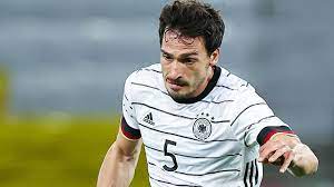 .@bvb and @dfb_team defender @matshummels has arrived and is ready to answer your questions! Mats Hummels Fehlt Dfb Team Mit Knieproblemen Vor Der Em