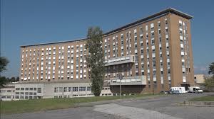 Avrebbe indotto la morte di due malati covid, arrestato primario di  Montichiari - ÈliveBrescia TV