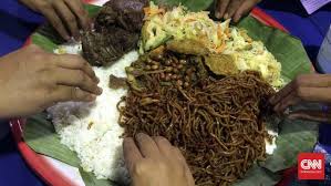 Nasi ambeng merupakan makanan berat yang berasal dari jawa tengah yang merupakan salah satu dari makanan yang populer di malaysia khususnya daerah selangor. Nasi Ambeng Pesona Warisan Kuliner Tradisi Jawa Di Selangor