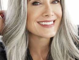 Coloration des cheveux faite à la maison ou chez le coiffeur : Coupe De Cheveux Femme 50 Ans Les Cheveux Blancs A La Mode Quelle Coupe De Cheveux A 50 Ans