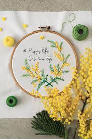 Tuto Diy Une Broderie De Mimosa Marie Claire Idees Flower Embroidery Designs Crewel Embroidery Kits Hand Embroidery Videos