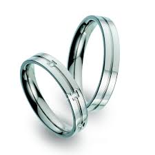 Anillos muy ligeros hechos sólo de titanio sólido y no alérgico o en combinación con oro, plata, paladio, platino, cerámica, fibra de carbono, etc., y con diamantes. Alianzas De Titanio Deros Titanio 27 En Silverwolf Jewels Charity