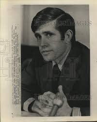 1972 Press Photo Representative Lane Denton discusses House Dirty 30 with  press.