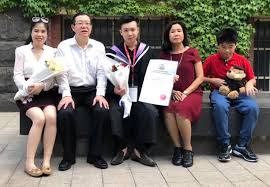 Malaysian finance minister lim guan eng (centre) sits flanked by his wife and son. Malaysians Must Know The Truth Guan Eng S Son Arrested Entering Singapore With Us 2 Million