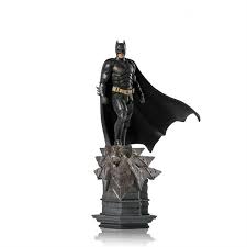 Set within a year after the events of batman begins (2005), batman, lieutenant james gordon, and new district attorney harvey dent successfully begin to round up the criminals that. Jetzt Vorbestellen The Dark Knight Batman Deluxe Art Scale 1 10 Statue Preis 234 90 Vorbestellung Voraussic Dark Knight Batman The Dark Knight Batman