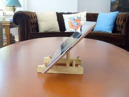 Transformez Votre Range Assiette En Bois Bon Marche En Un Support Ipad Support Ipad Piratage Meubles Ikea Assiette Bois