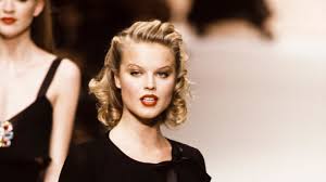 Find the perfect herzigova eva 90s stock photos and editorial news pictures from getty images. Throwback Eva Herzigova On The Runway In 25 Photos Vogue Paris