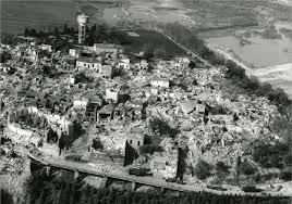 Il 23 novembre del 1980, alle ore 19.34, un fortissimo terremoto di magnitudo 6,8 della scala richter, investì un'area di. Il Ricordo Del Terremoto Dell Irpinia Uno Dei Piu Disastrosi In Italia