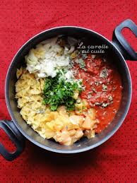 One Pot Pasta Farfalles Cremeuses Au Poulet Et A La Tomate Recettes De Cuisine Pates A Faire Mijoter Poulet Tomate