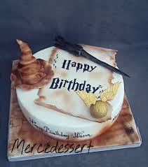 Gateau Harry Potter Vif D Or Et Choixpeau Golden Snitch Sorting Hat Magic Wand Harry Potter Cake Harry Potter Birthday Cake Harry Potter Desserts