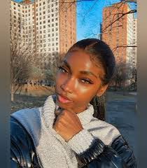 Lindsay Pulliam's Instagram, Twitter & Facebook