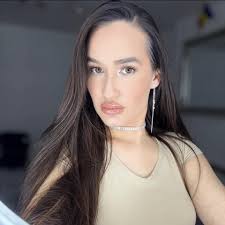 Is anyone here, who could do make up for my birthday?😊🙏 for friendly  price. Or could recomend someone?😊🙏 thank you