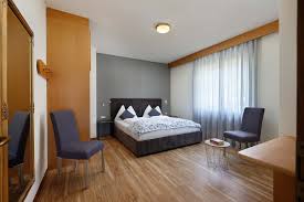 Internet, haustiere willkommen, tv, parkplatz schlafzimmer: Ferienwohnung In Ruhiger Lage Von Meran Sudtirol