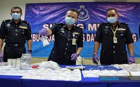 Jabatan siasatan jenayah narkotik bukit aman baru sahaja mengadakan sidang media mengenai operasi mereka menumpaskan sindiket dadah.sila layari. Bernama Pasangan Tunang Tanam Dadah Belakang Rumah Ditahan