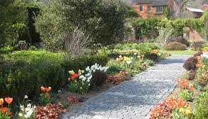 People often imagine a place where they can spend their whole life with family peacefully. 5 Vastu Tips You Can Keep In Mind For House Garden Lifeberrys Com
