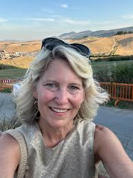 Lucky Omaze winner Linda won a VIP trip to meet Andrea Bocelli in Italy.  You could be next and join Andrea for drinks and a special performance at  Bocelli Alpemare Beach Club!