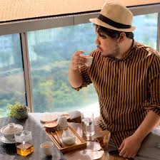 陳康健（英語： oil chan hong kin ，1985年3月29日 － ），生於香港，中學就讀基督教聖約教會堅樂中學，香港男歌手及前無綫電視基本藝人合約藝員。 2009年參與香港歌曲選秀節目《超級巨聲》，有港版曹格之稱。 最終在比賽中獲得第十名的佳績，後簽約無綫電視而正式入行 。 é™³åº·å¥ Oil Chan Facebook