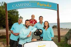Au camping paradis, près de martigues, tom delormes (laurent ournac) et son équipe doivent faire face au quotidien d'un camping et gérer les problèmes qui peuvent survenir, tout en faisant son. Camping Paradis Jla