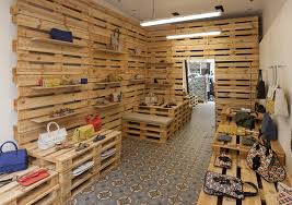 Tila March New Pop Up Store 117 Rue Vieille Du Temple 75003 Paris Mostruario De Paletes Prateleiras Para Loja Design De Loja