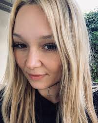 Today I just want to chill, game out + try to find flaming hot dill pickle  chips. WHAT SHOULD I PLAY? I've been into subnautica hard because I'm lame  af.