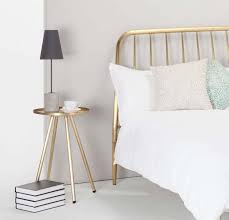 Elles permettent de se servir d'un espace de rangement pour y disposer une lampe, y déposer des livres, un réveil, mais elles restent également des éléments de décoration. 44 Idees Deco De Table De Nuit