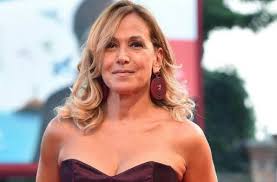 Vedendo patrizia e il figlio manuel, mano nella mano. Domenica Live Anticipazioni E Ospiti Di Oggi 17 Febbraio