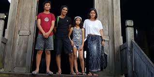 15 lead gitar abdee slank.bukan kaleng2 part 1. Jarang Tersorot Ini 6 Potret Kebersamaan Kaka Slank Dengan Keluarga Merdeka Com