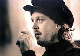 Il 25 settembre 1955 nasce a roncocesi in provincia di reggio emilia, adelmo fornaciari conosciuto come zucchero.la sua formazione r&b e soul si esprime subito nelle prime formazioni musicali che vedono la luce in toscana negli anni '70, finché nel 1983 dopo il primo album un po' di zucchero, parte alla volta di san francisco dove si forma la band che lo accompagnerà al festival di. Zucchero Sugar Fornaciari Cantanti Zucchero Suga