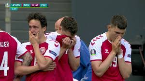 Cầu thủ christian eriksen của đt đan mạch bất ngờ đổ gục xuống sân dù không va chạm với ai. Bh N0niarjqemm