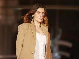 Elle y interprétera julie cote, une négociatrice en oeuvres d'art qui entretient une liaison avec un homme d'affaires véreux, joué par. Laetitia Casta Ces Sublimes Photos En Noir Et Blanc De Sa Fille Sahteene 18 Ans Prises Par Son Ex Compagnon Femme Actuelle Le Mag