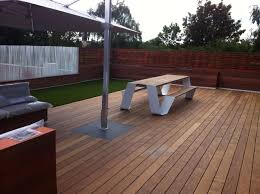 realisatie dakterras door drafabgreen outdoor meubilair parasol houten vloer afsluiting huis en tuin dakterras terrasoverkapping